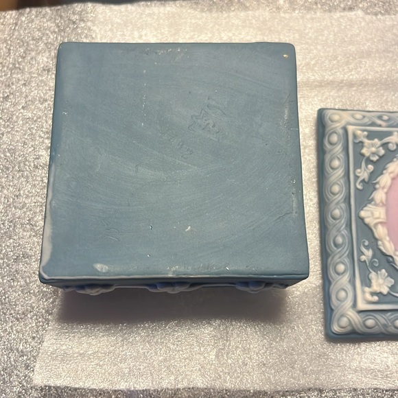 Schafer & Vater pink blue cameo German 1900’s Jasper ware trinket box. 3.25” - Picture 2 of 6